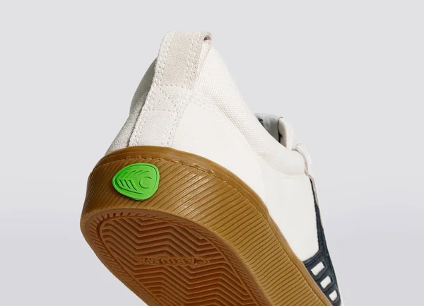 Cariuma Catiba Pro Skate Gum Vintage White Suede and Canvas Black Logo Sneaker - White - 8.5