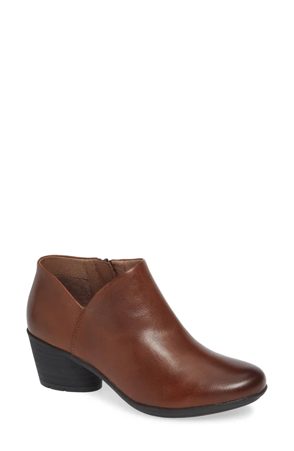 Dansko Women's Raina (39 Chestnut Calf)