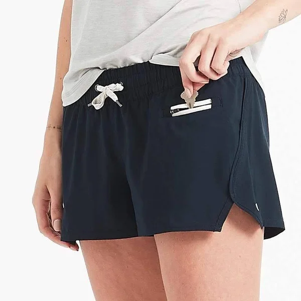 Vuori Women's Clementine 2.5 inch Short - Medium - Ink