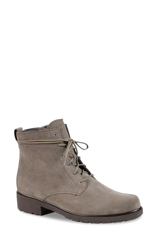Munro Women's Finnley, Taupe Suede Size: 8 M