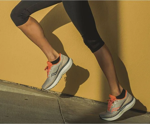 Saucony Women's Triumph 18 Running Shoes - Moonrock/Coral