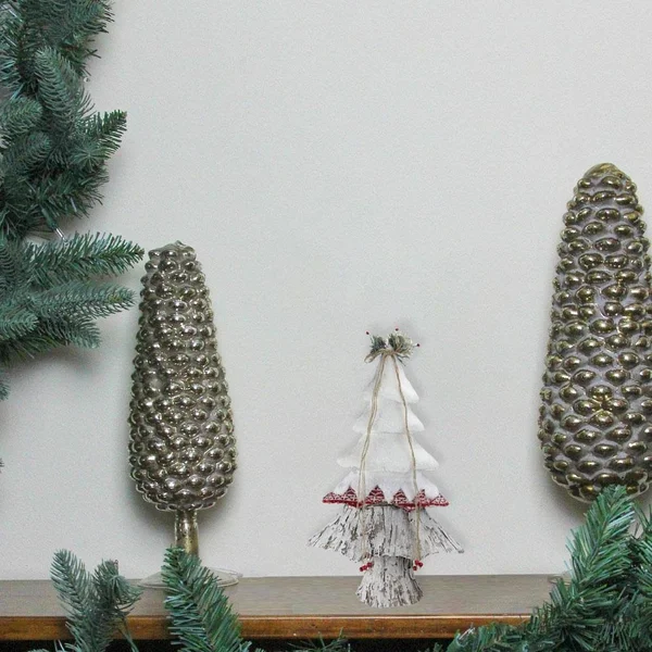 Northlight 22x22 Retro Christmas White - Red and Brown Christmas Tree Decoration