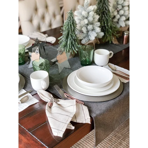 Red Vanilla Every Time 16 Piece Dinnerware Set, Service for 4, White