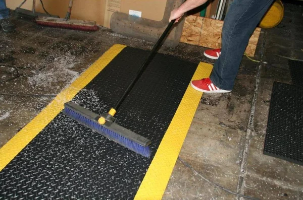 Rhino Mats 2 -ft x 9/16 -in B/Y 2-ft x 10-ft Black Rectangular Indoor Anti-Fatigue Mat - DTT24BYX10